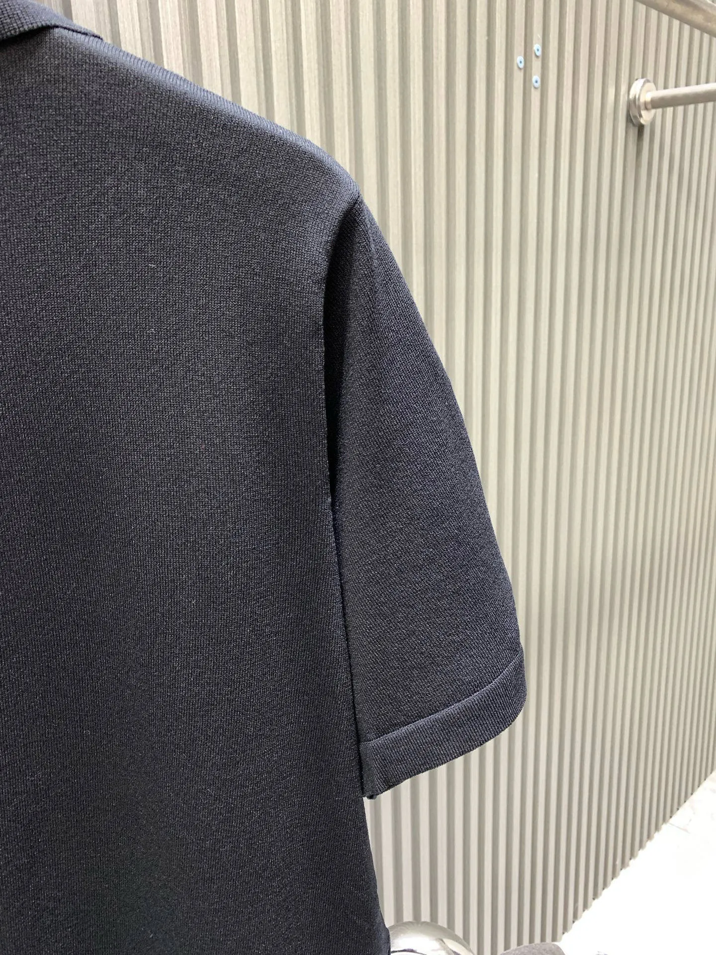 🅿️270 🀄️ Louis Vuitton LOUIS VUITTON polo collar embroidered logo short-sleeved polo shirt. Customized fine-needle 14-gauge woolen fabric. Comfortable and breathable. Stiff and stylish. The iconic logo embellishes the front. Sublimated by combining the logo sweater with the shirt. The three-dimensional silhouette optimizes body proportions. It has a slimming temperament. Fashionable and versatile. Uses embossed three-dimensional logo embroidery. Decorative technology that combines embossed and embroidery techniques. Increase the layering and three-dimensionality of the pattern. Three-dimensional seams are used. It uses a specific sewing method at the seams to make the clothes more three-dimensional and fit the body. The workmanship is cumbersome and complicated. The neckline and armpit sleeves are narrowed by a sewing machine. The edge is exposed and the jacquard effect is formed. The prominent pattern formed on the fabric through a specific weaving process adds visual effects and is neat and orderly.